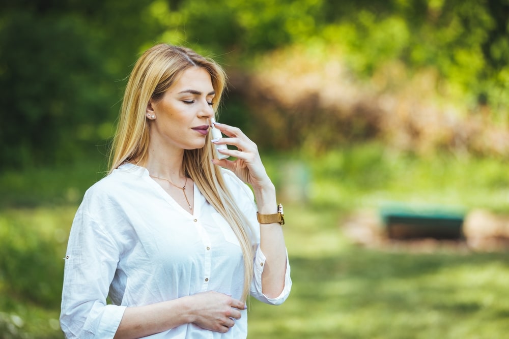Woman with pollen allergy tries to improve her breathing.